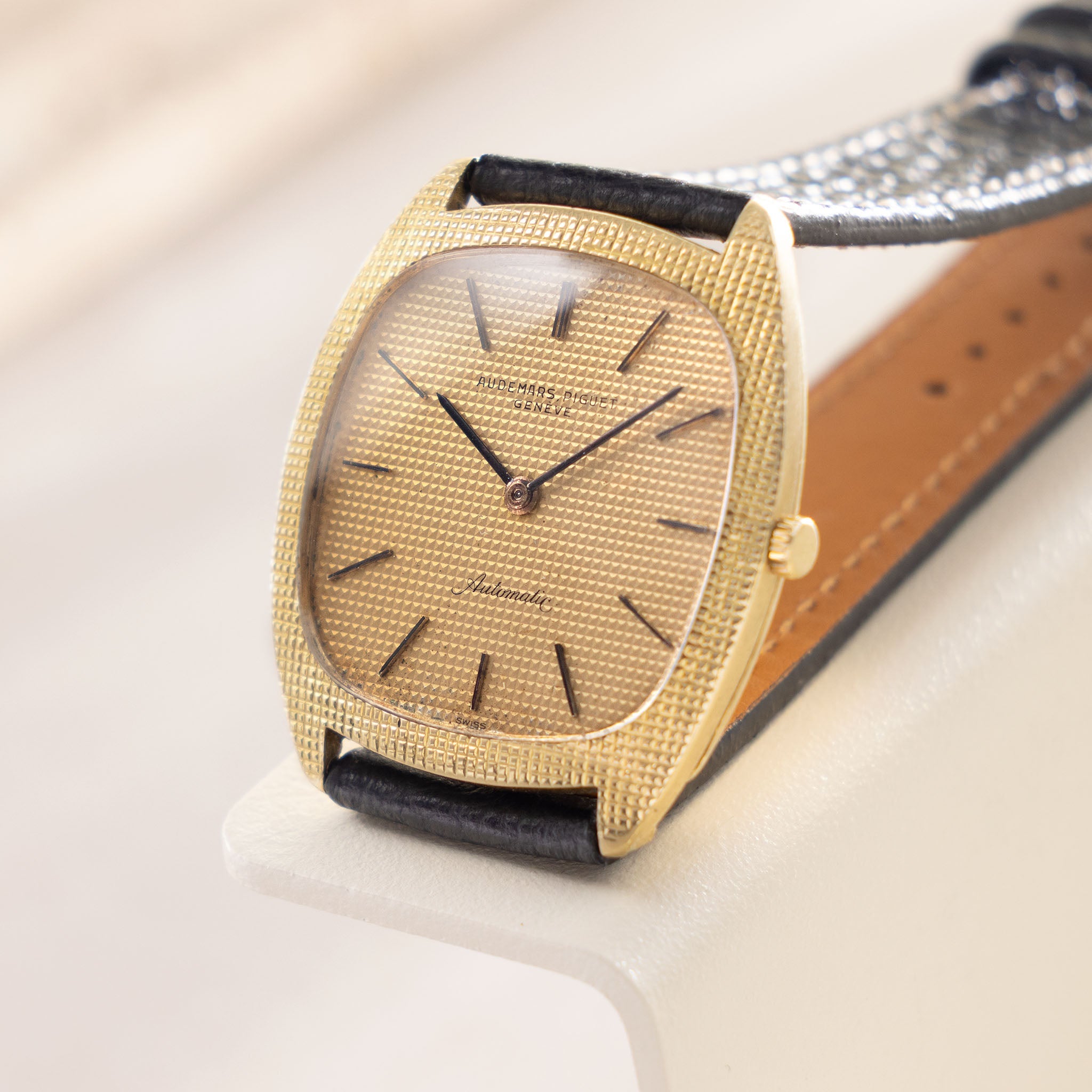 Audemars Piguet 18 k yellow gold Ultra thin dress watch Clous de Paris