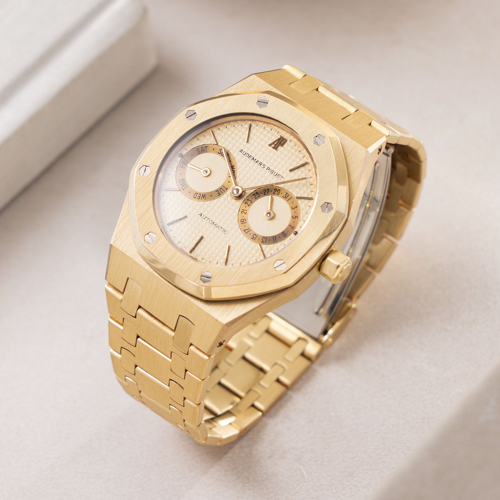 Audemars Piquet Royal Oak Day date "Owl " in 18 k yellow gold ref 5572BA Cream dial