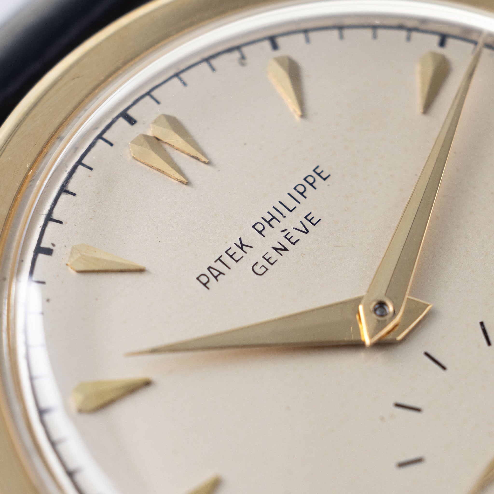 Patek Philippe Calatrava Silver Dial in 18k Yellow Gold Ref. 2450 with Extract of the Archives