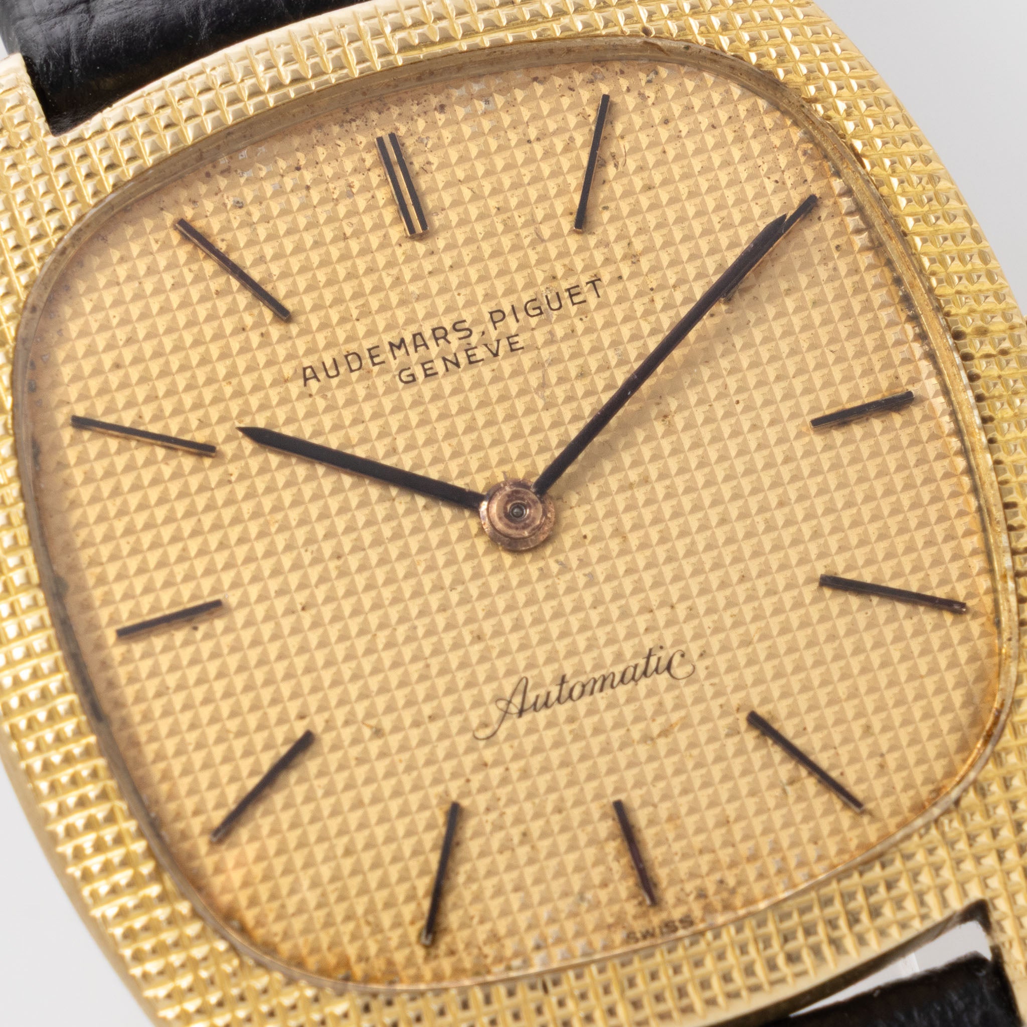 Audemars Piguet 18 k yellow gold Ultra thin dress watch Clous de Paris  finish ref 5279