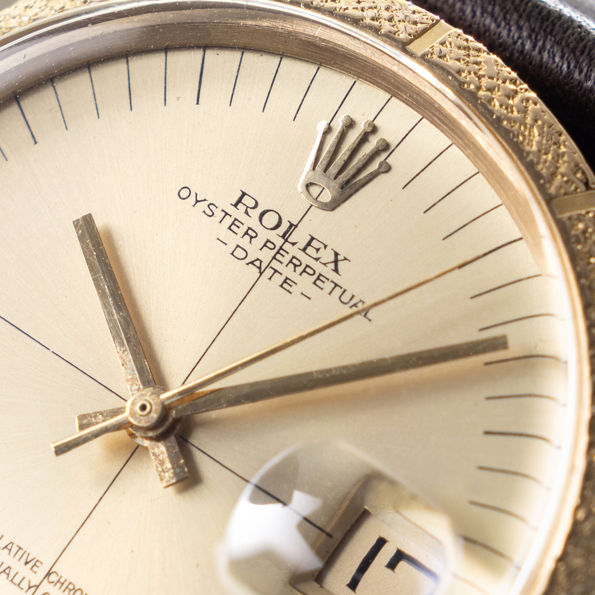 Rolex Oyster Perpetual Date Champagne dial Zephyr in 18 k yellow gold