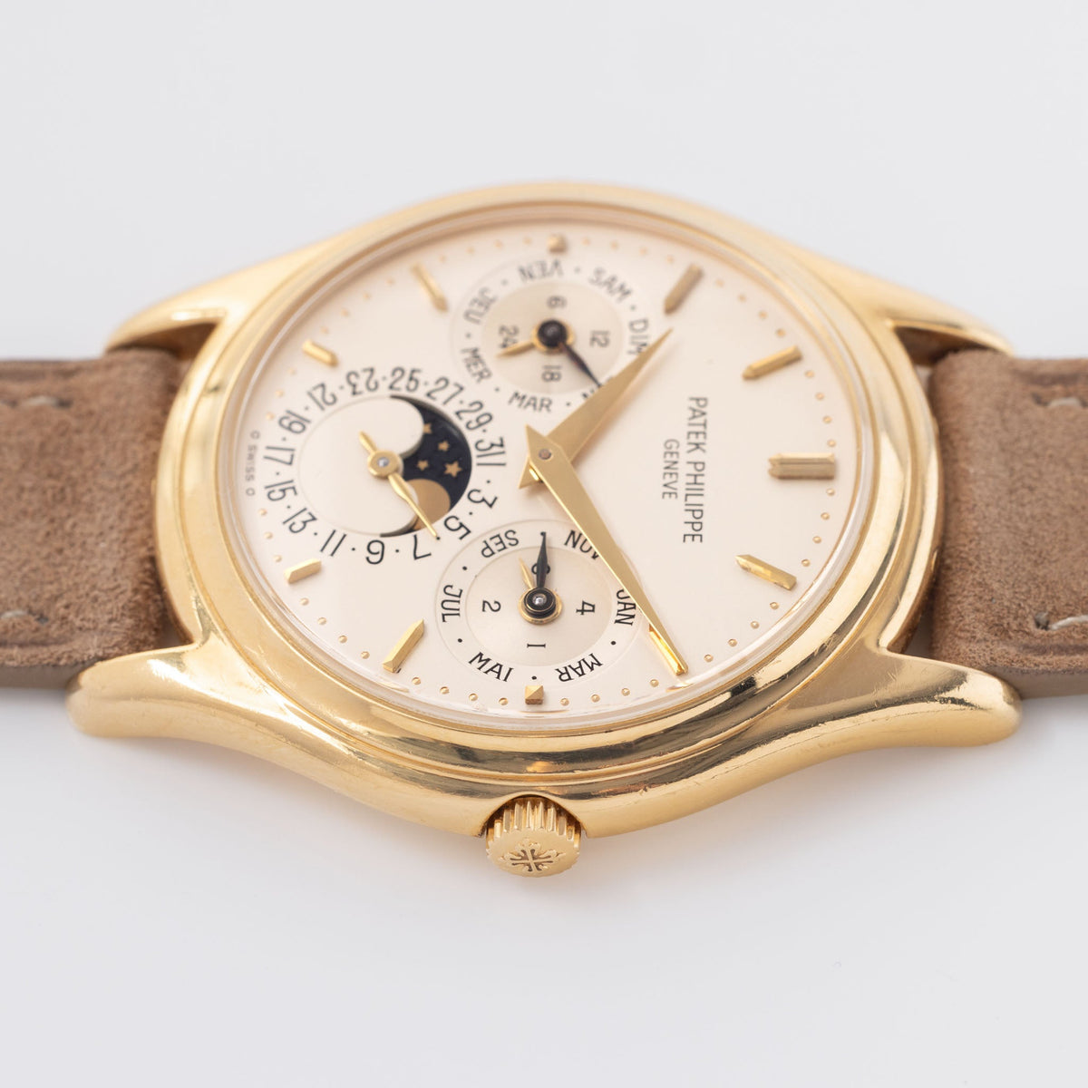 Patek Philippe Perpetual Calendar 3940J Early Second Series in 18k yellow gold with Box and Extract of the Archives