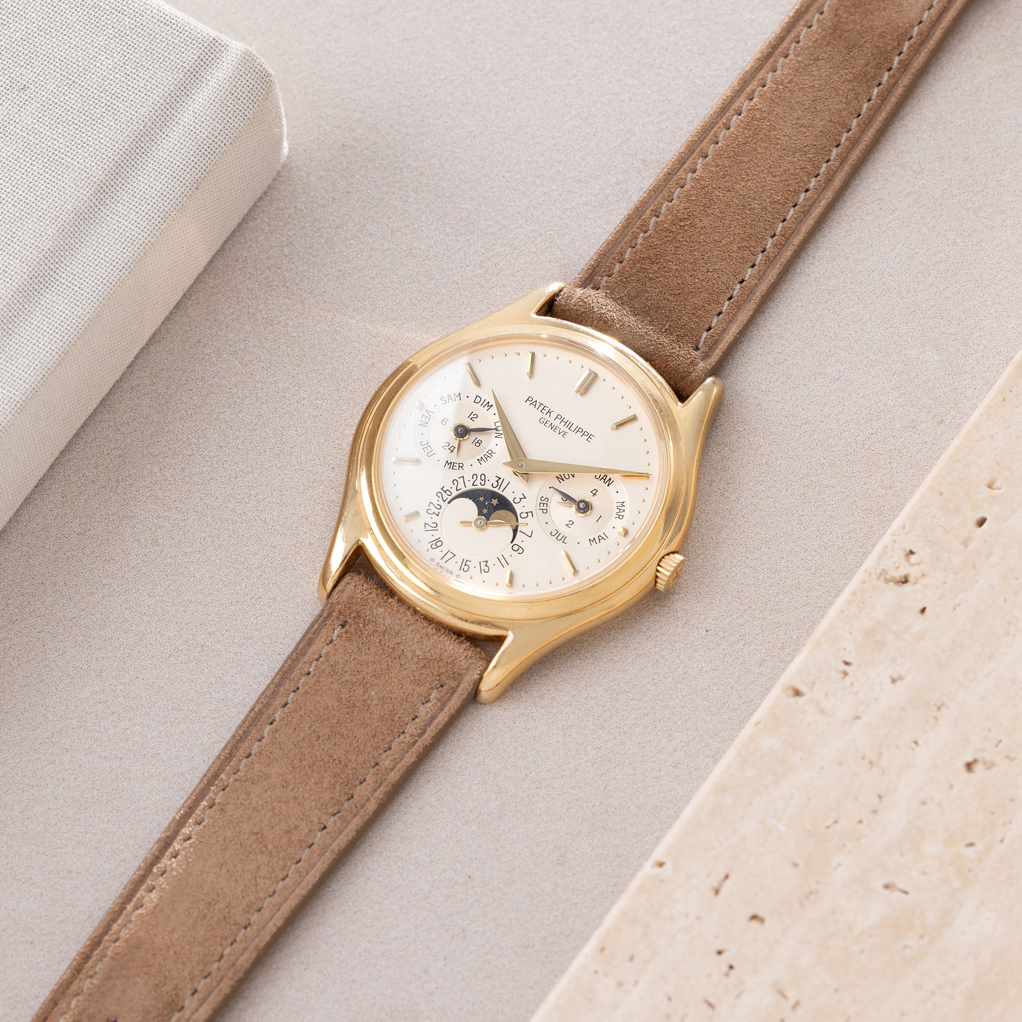 Patek Philippe Perpetual Calendar 3940J Early Second Series in 18k yellow gold with Box and Extract of the Archives