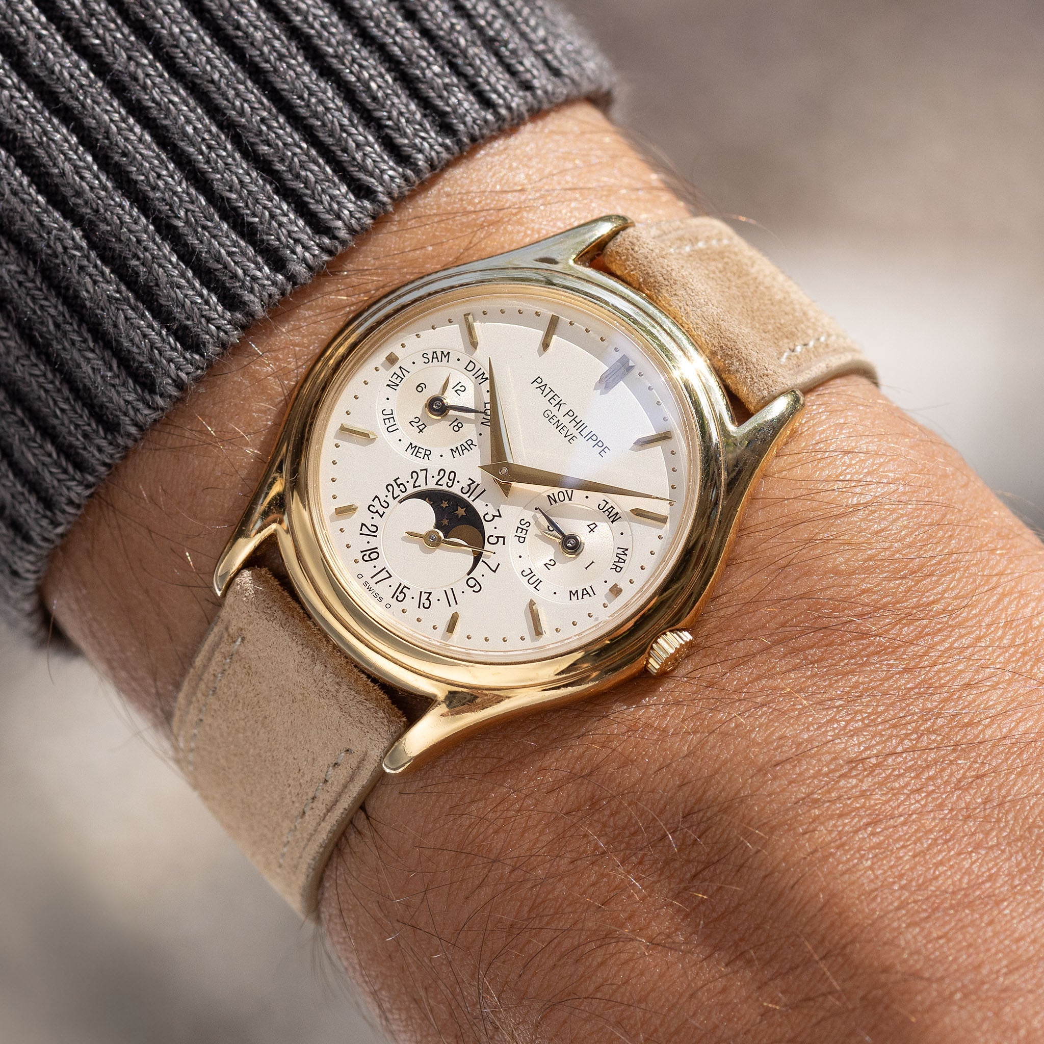 Patek Philippe Perpetual Calendar 3940J Early Second Series in 18k yellow gold with Box and Extract of the Archives