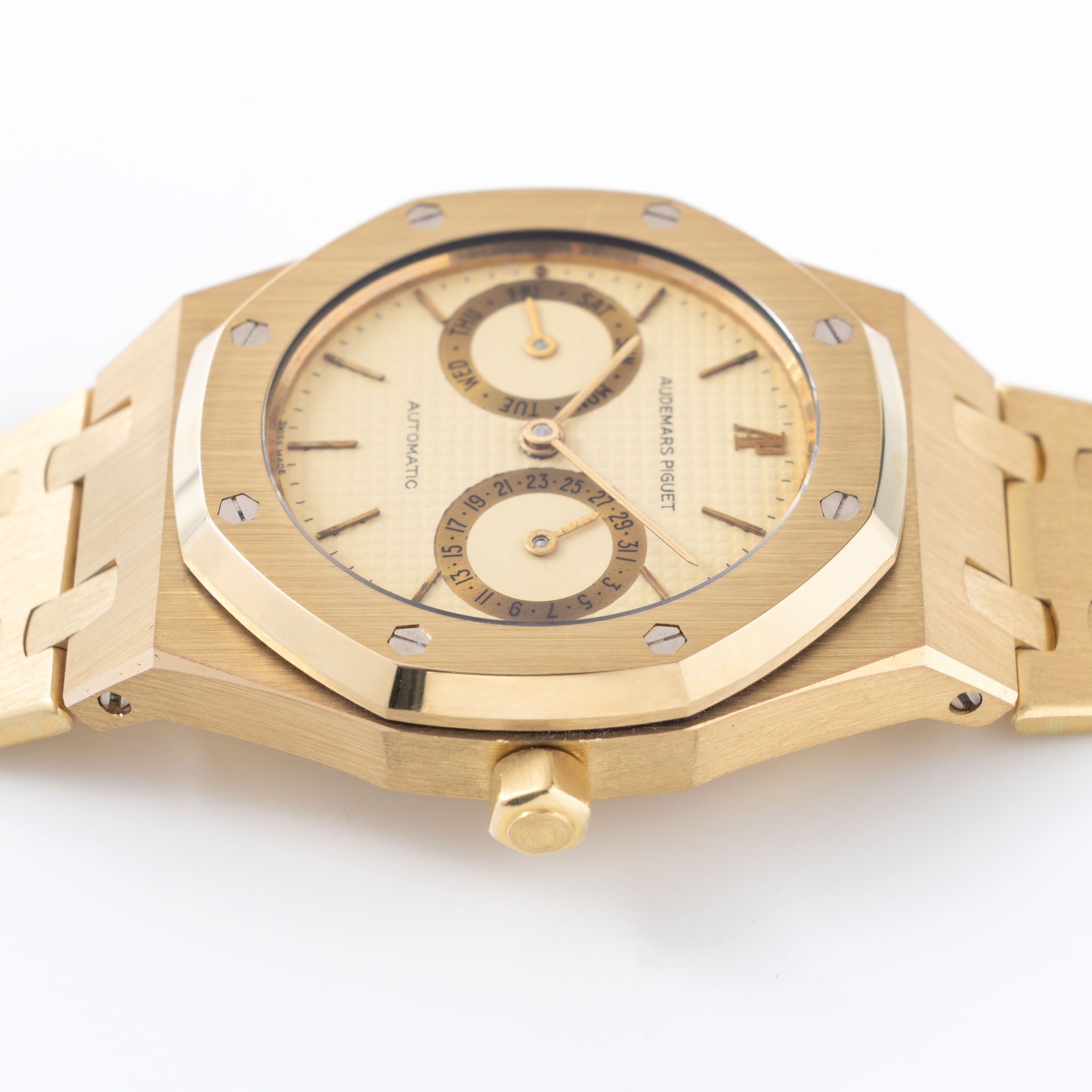 Audemars Piquet Royal Oak Day date "Owl " in 18 k yellow gold ref 5572BA Cream dial