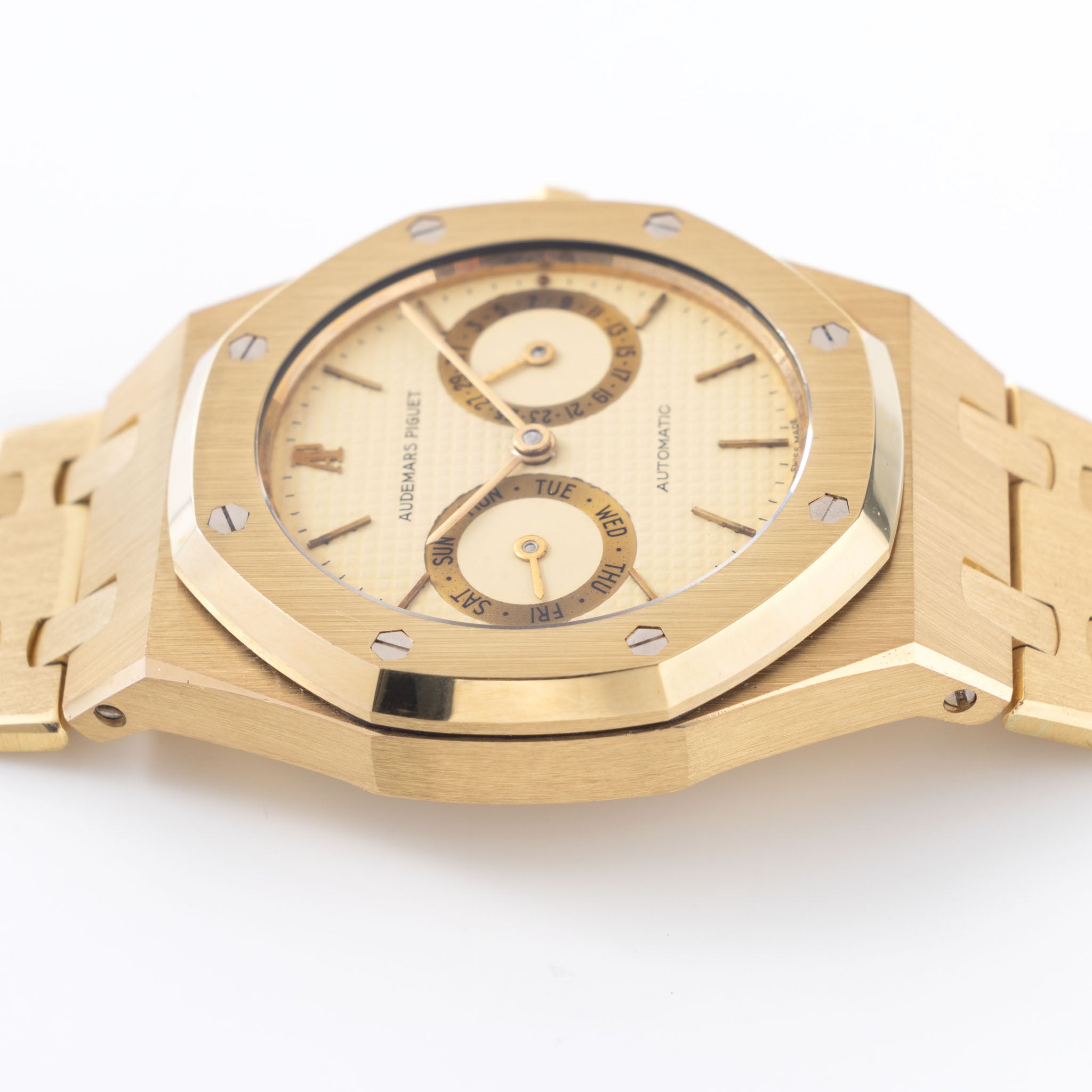 Audemars Piquet Royal Oak Day date "Owl " in 18 k yellow gold ref 5572BA Cream dial