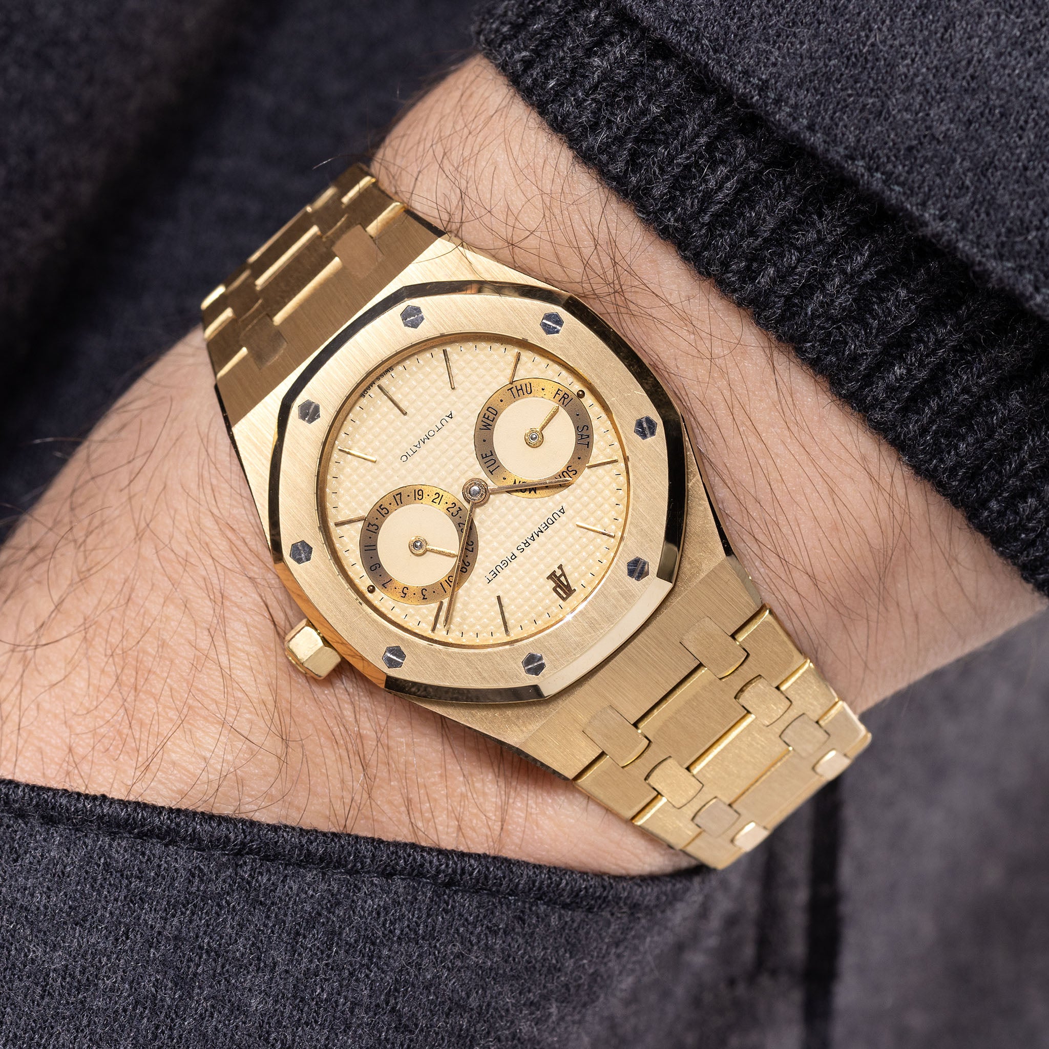 Audemars Piquet Royal Oak Day date "Owl " in 18 k yellow gold ref 5572BA Cream dial