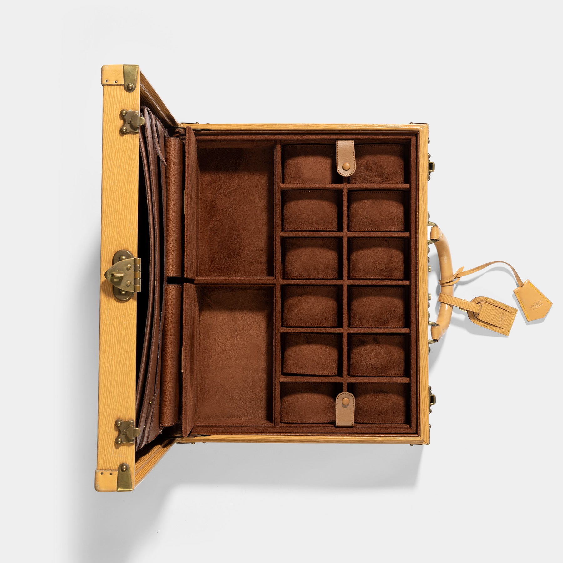 This leather suitcase from the Louis Vuitton brand is very refined