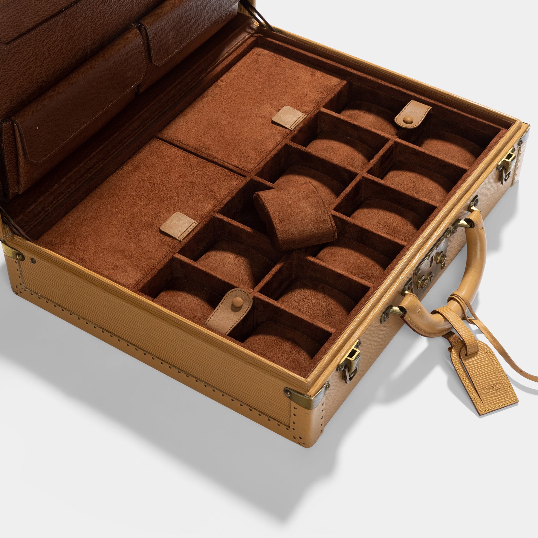 This leather suitcase from the Louis Vuitton brand is very refined