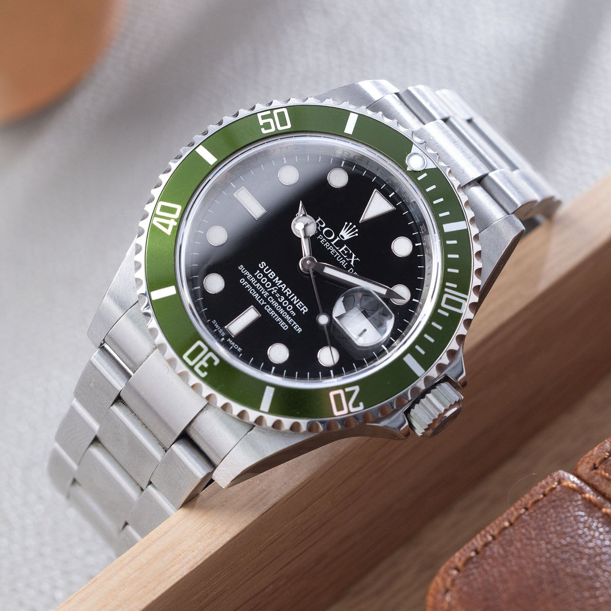 Rolex : Iconic and sporty Submariner 16610 LV of the 50th anniversary, with  green revolving bezel, stainless steel with black dial and seal on the  back, accompanied by box and warranty 
